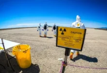 Специалисты NEST в костюмах химзащиты