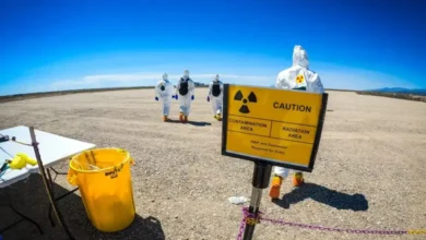 Специалисты NEST в костюмах химзащиты