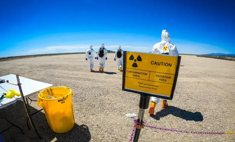 Специалисты NEST в костюмах химзащиты